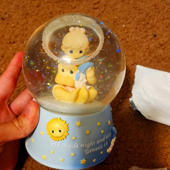 Precious moments Genesis snowglobe/music Box. - Picture 1 of 2